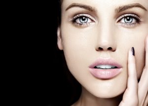 Read more about the article Jak długo trwa efekt makijażu permanentnego? Czy wymaga on odnawiania?